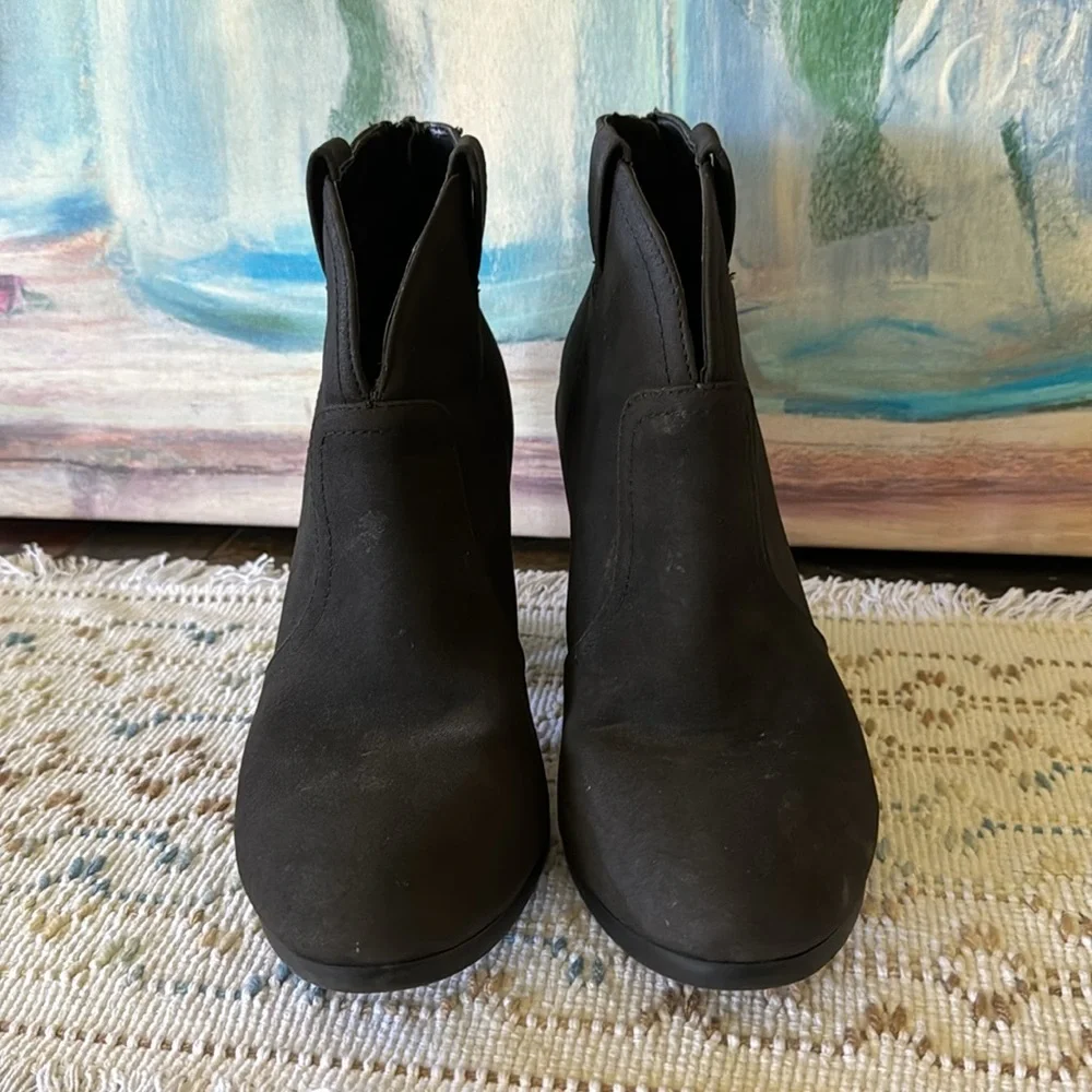 Soda Black V-Front Faux Suede Ankle Boots Women's Size 10